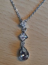 Swarovski Halskette mit rauchgrauen tropfenförmigen Anhänger - kaum getragen