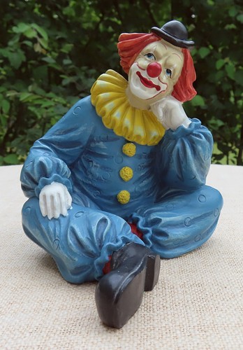 Clown sitzend und - -,