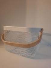 weißer Metallkorb mit Holzgriff