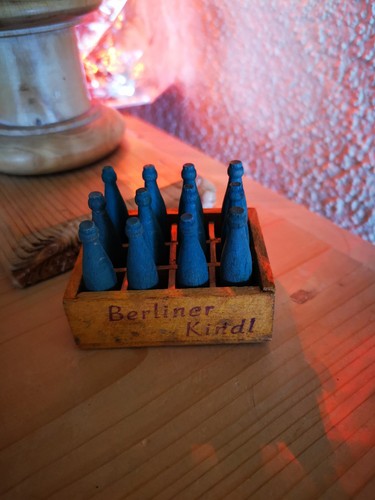 Alte kiste mit - mit, flaschen