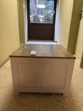 Ein Kleiner Aufklappbarer Tisch Mit LED Funktion