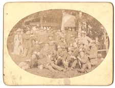 Fotografie junge und ältere Herren zum Schützenfest mit Flinten und Bierhumpen 