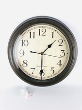 30 cm Wanduhr mit stillem Uhrwerk Bullaugen Uhr im Retro Still in weiß/Messing 