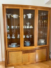 Sehr schöner hochwertige Geschirrschrank mit Intarsien u geschliffenen Glastüren
