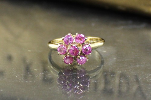 Goldring mit rosafarbenen