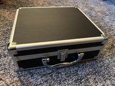 Alukoffer mit Tragegriff und Verschlussschnale Silber/Schwarz 