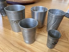 Fünf zinnbecher mit - zinnbecher,