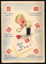 Mann blick durch eine Lupe auf ein Herz, Briefmarkensprache, Ansichtskarte 