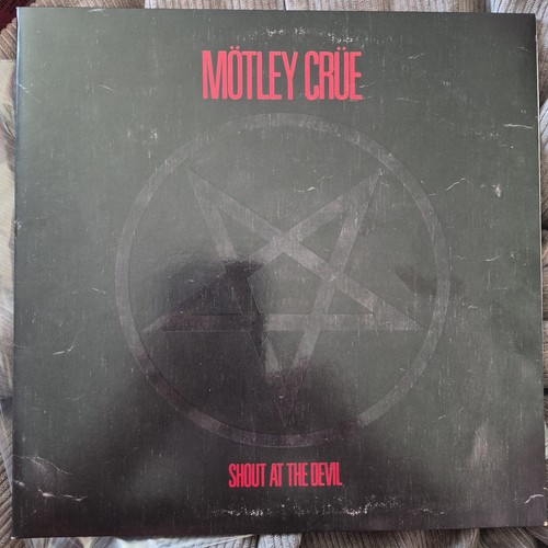 Motley crue shout the - motley,