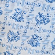 S2.2 Stoffrest Bauernstoff in hellblau weiß mit Rosen u. Punkten 130 x 360 cm