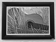 FFAD - Fotodruck im schwarzen Holzrahmen 'GUITAR LOVE'