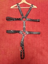 Riemenbody Leder Harness schwarz Riemen Kunstleder Geschirr Ringe Schnallen 