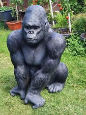 Gorilla sitzend lebensgroß