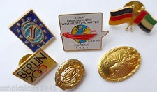 Lot von verschieden Abzeichen Clips meist Sport