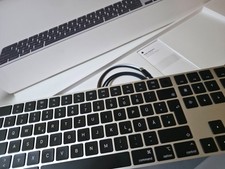 Apple Magic Keyboard Bluetooth QWERTZ Tastatur - Schwarz/Silber mit Touch ID