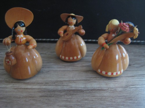 Holzfigur dame mit blumen - 3x,