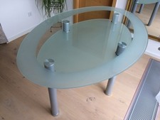 Ovaler Glastisch fürs Esszimmer – 160x108x76 cm – silberne Metallbeine