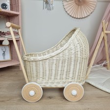 Puppenwagen aus Korbgeflecht