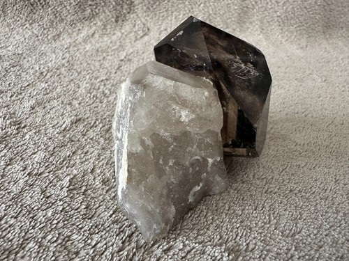 Mineral rauchquarz auf quarz - rauchquarz,