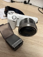 Sony Alpha NEX-5T weiß Digitalkamera mit 16–50mm und Peak-Design Hand mit Blitz