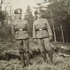 Zwei Soldaten stehen in