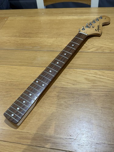 Squier strat fender - by,
