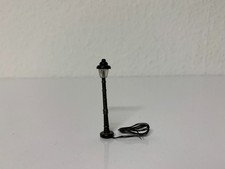 H) Straßenlaterne HO aus Metall -Messing- mit Beleuchtung - warmweiß- 52 mm hoch
