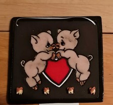 2 Schweinchen mit Herz, Wandbild aus Ton