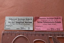 zwei alte Eintrittskarten -