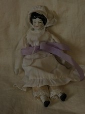 Sammlerpuppe mit weißem Kleid