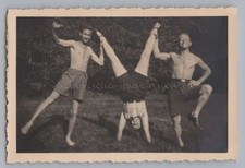 Frau macht Handstand und