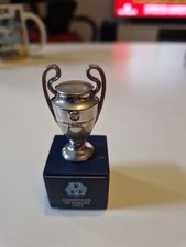 UEFA Champions League Pokal 45 mm auf Holzpodest
