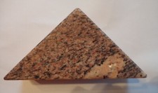 Großes Granit Dreieck poliert  Podest, Stele (O759) ?Schau Mal durch !?