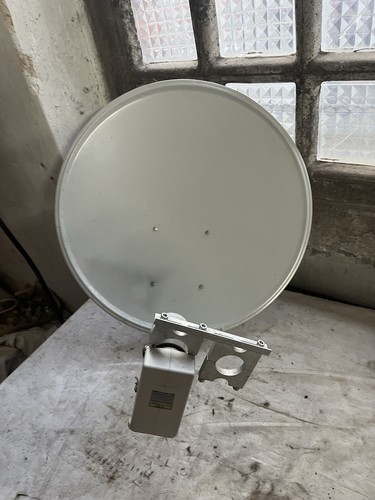 Satellitenschüssel weiß mit