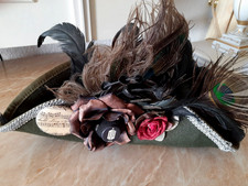 Ausgefallener Hut mit Federn, Musik, Piratenstil, Ascot