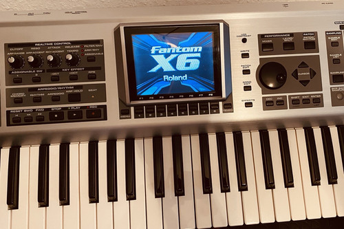 Roland fantom synthesizer - x6,