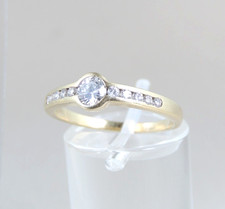 Edler Damenring 585 Gold 14 Karat mit Solitär Diamanten und Akzenten besetzt