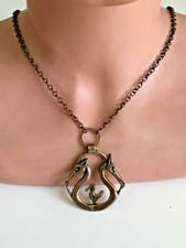 Vintage-Anhänger an einer Kette. Keltischer Anhänger, Pferdekopf, Vögel