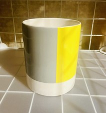 Pantone Porzellan-Becher COY 2021 Ultimate Gray & Illuminating Tasse Grau Gelb