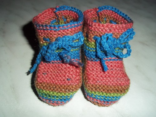 Handgestrickte babyschuhe - handgestrickte,