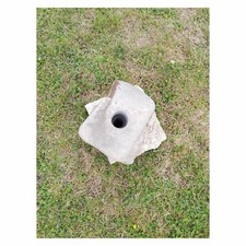 Granit Quellstein mit Bohrung