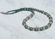 Damen Collier handmade Bergkristall und Muschelkernperlen petrol mit Schmucketui