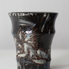 Rolf Walter Putto Künstlerkeramik Becher geritzt glasiert handbemalt signiert