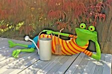 Frosch liegend Gieskanne