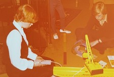 Junge und Mädchen sitzen und spielen mit Fernsteuerung Spielzeug Kran Farbfoto