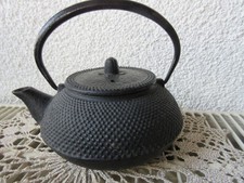 Asiatische Teekanne aus Gusseisen, schwarz