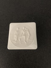 KPM Berlin Biskuitporzellan-Relief quadratische Deckeldose mit Motiv 9 x 9 cm