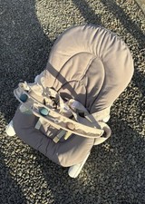 Chicco Baby Wippe Hoopla +Neugeborenen Auflage+abnehmbaren Spielebogen+Figuren