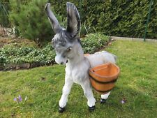 Esel mit Pflanzschalen