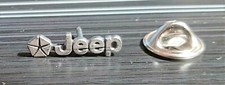 Jeep Chrysler Pin Logo mit Schriftzug silbern matt - Maße 20x6mm